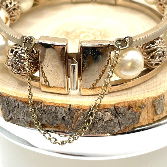 Vintage Unsigned Gold Tone Filigree Faux Pearl Bead Hinged Bangle Bracelet - Picture 11 of 12